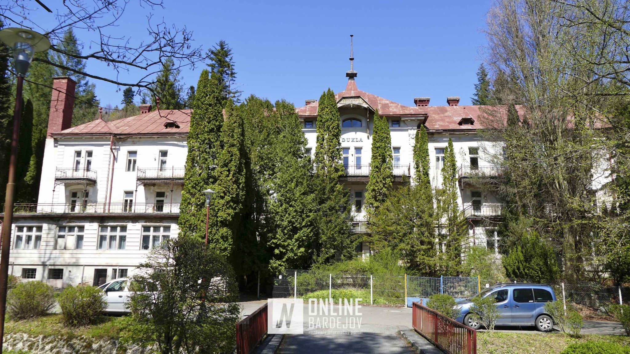 Hotel Dukla - pôvodne hotel Sczéchenyi, neskôr Slávia je národnou kultúrnou pamiatkou a bol postavený v roku 1895 v historizujúcom štýle.