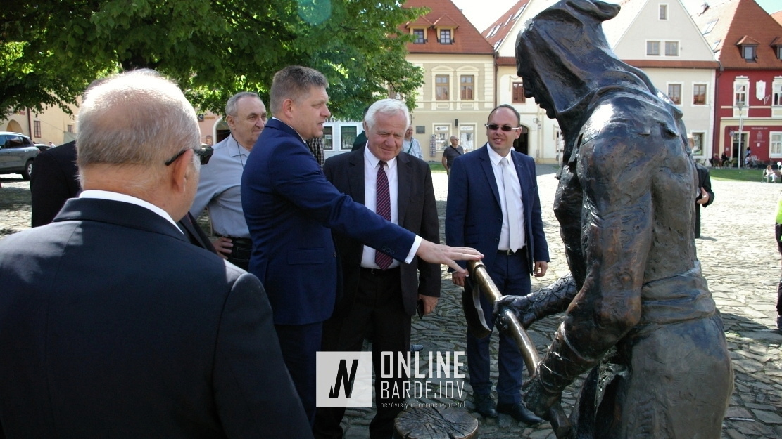 R. Fico neobišiel sochu bardejovského kata na Radničnom námestí.
