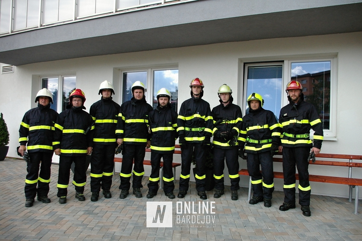 Dobrovoľní hasiči z Bardejova a Sveržova po zásahu, v rámci taktického cvičenia.