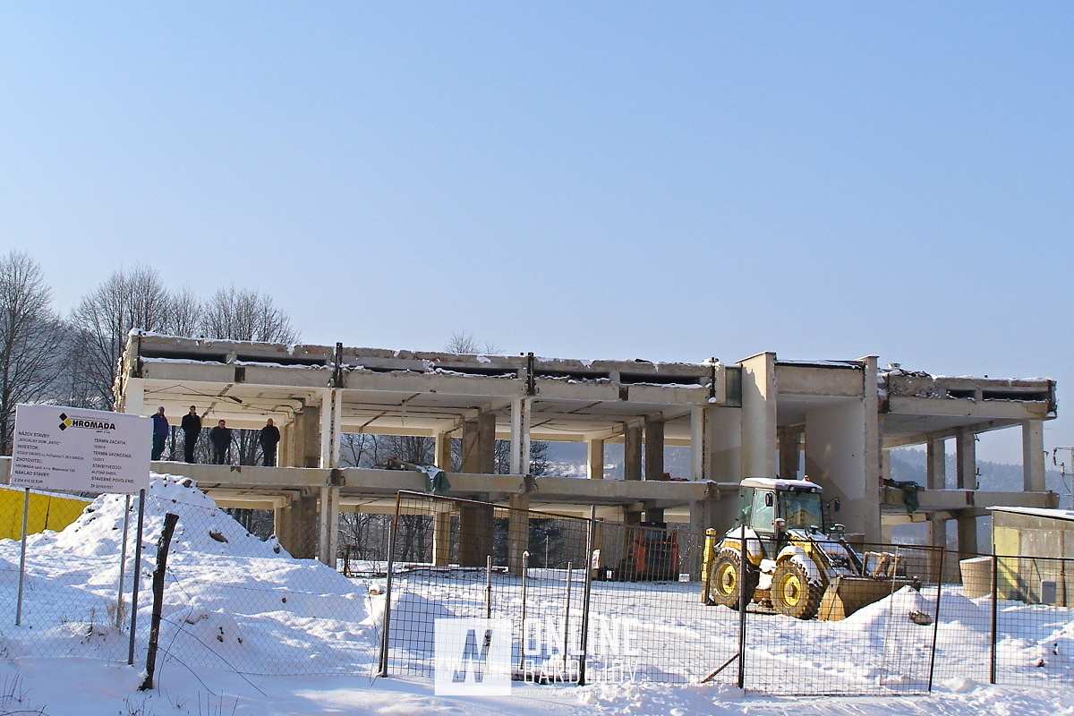 Rok 2010. Začiatky realizácie výstavby sociálneho domu. Z pôvodnej budovy ostal len betónový skelet.