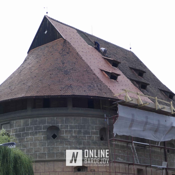 Obnova strechy Hrubej bašty v Bardejove