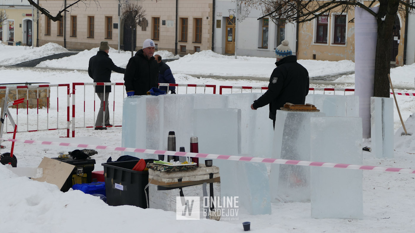 Bloky technického ľadu sú pripravené na tvorbu ľadových sôch
