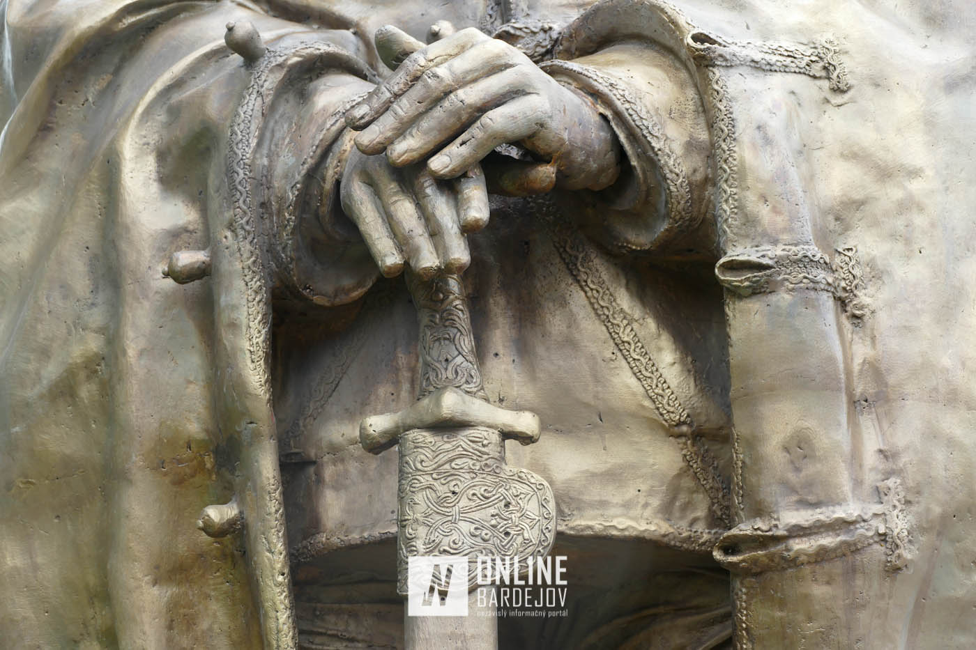 Zborov zdobí socha Františka II. Rákocziho