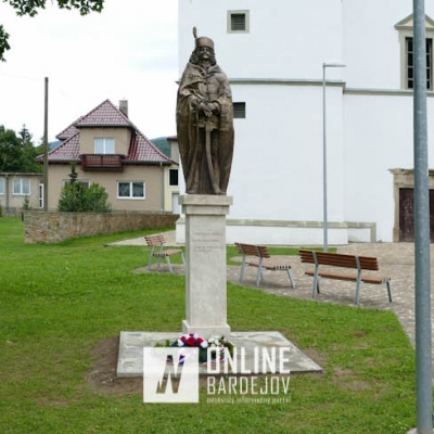 Zborov zdobí socha Františka II. Rákocziho