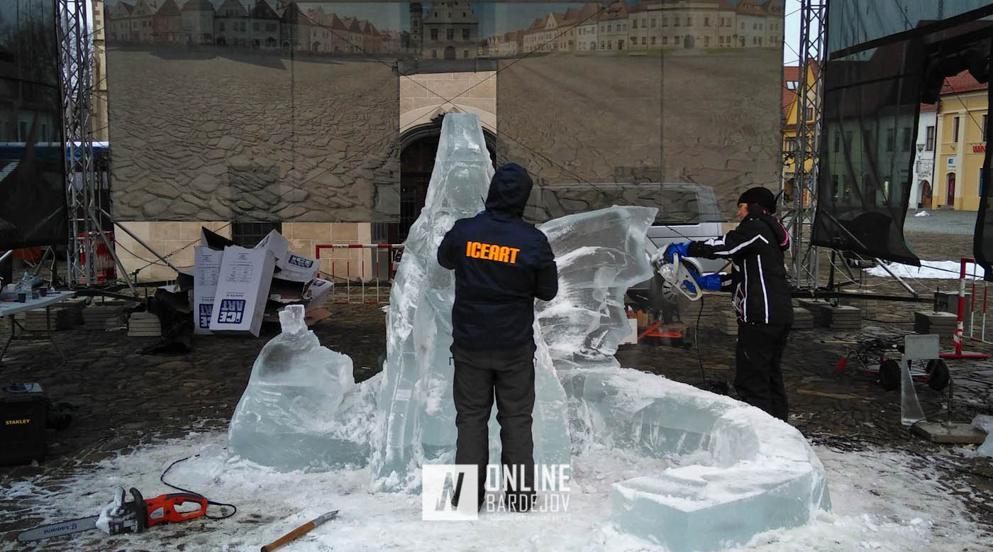 Na Radničnom námestí vzniká ľadová socha!