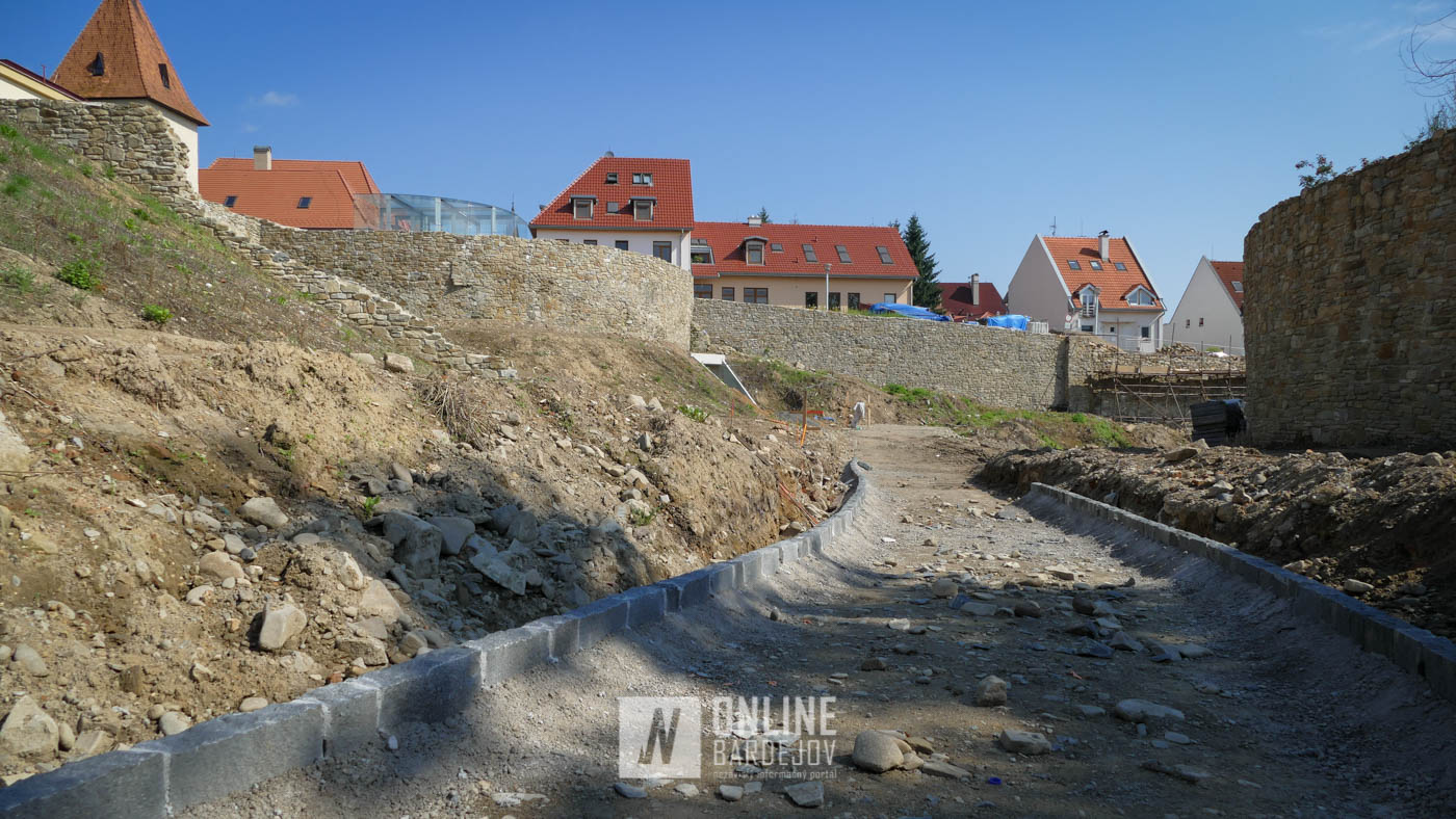 OBRAZOM: Priekopový múr, nový chodník v priekope a Hrubá bašta s lešením