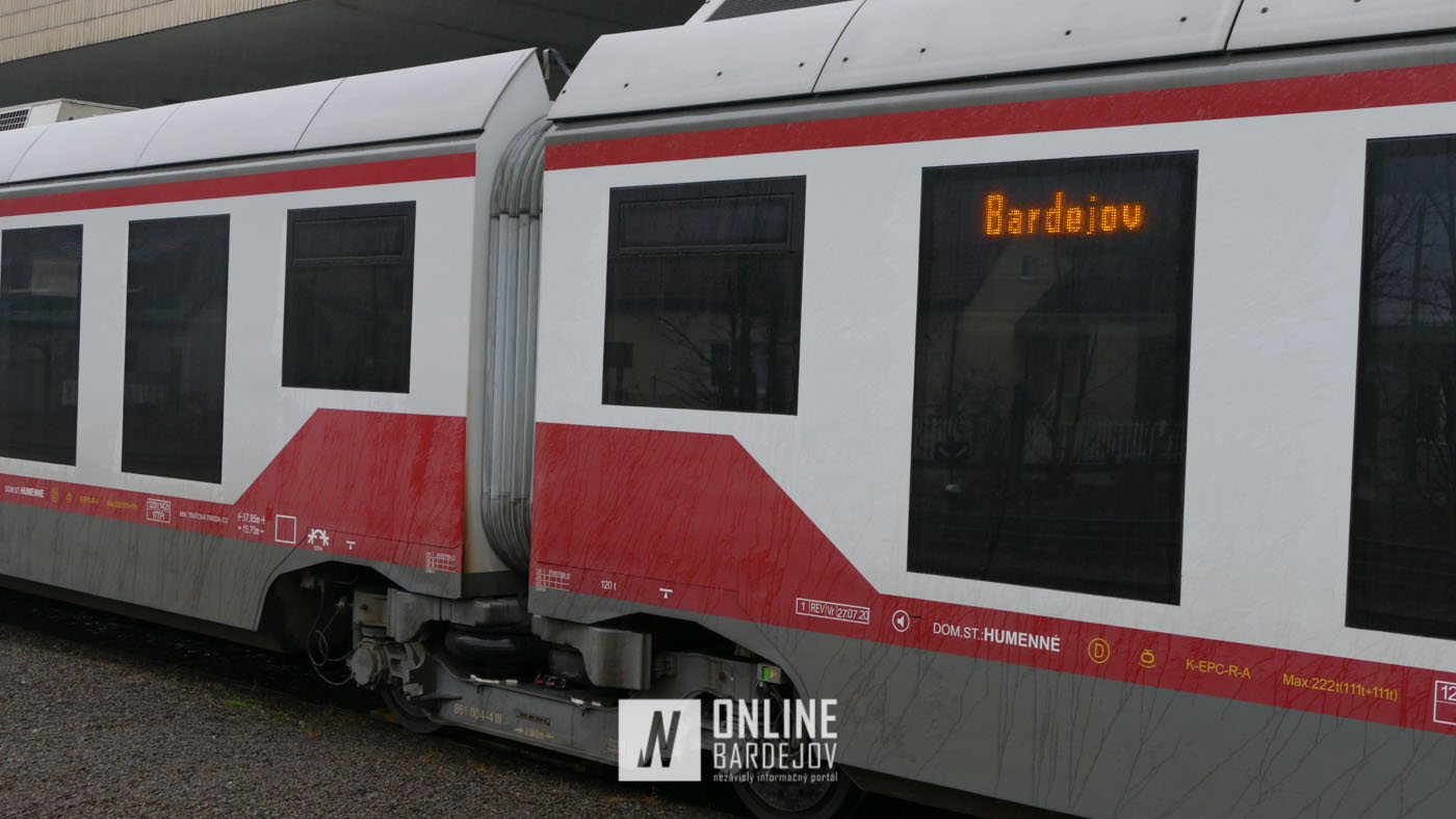 Na východ prichádzajú nové vlaky, medzi nimi aj švajčiarska „električkozubačka“. Na trati Prešov – Bardejov sme sa starého vlaku ešte úplne nezbavili.