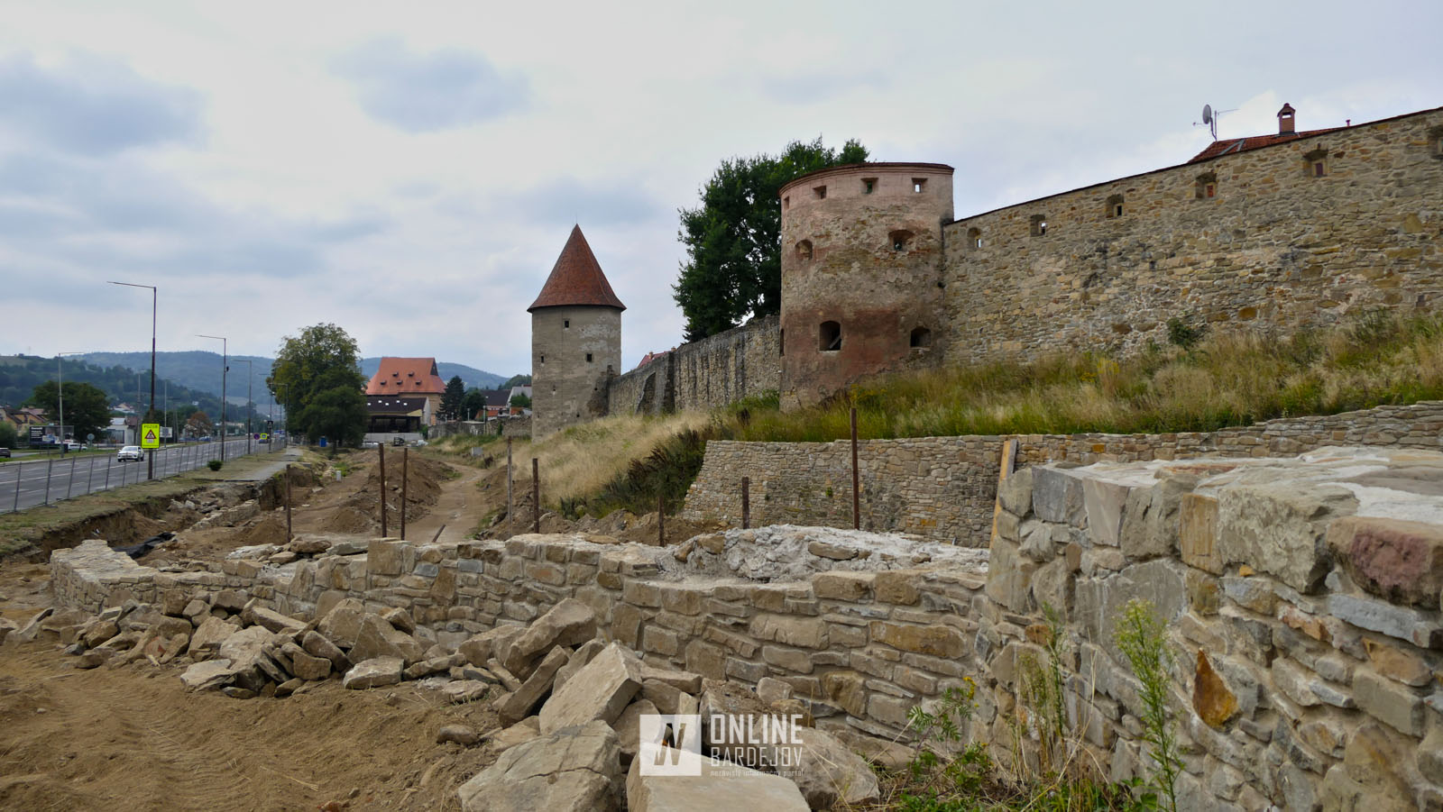 OBRAZOM: Obnova vonkajšieho priekopového múru vo východnej časti opevnenia mierne pokročila.