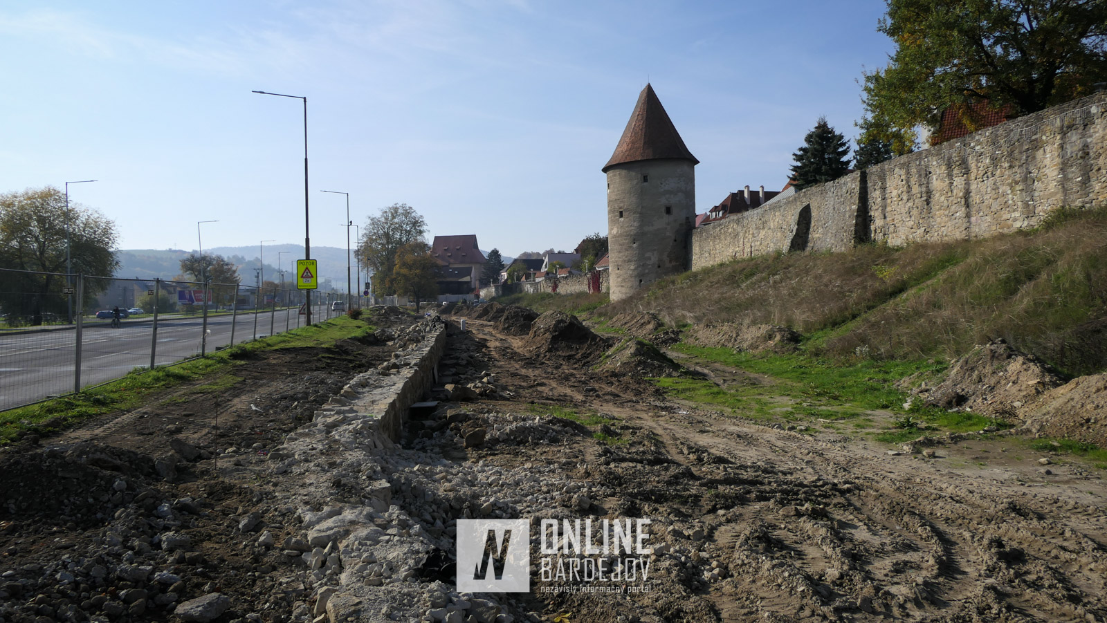 OBRAZOM: Priekopový múr východného hradobného opevnenia sa dostáva nad terén.